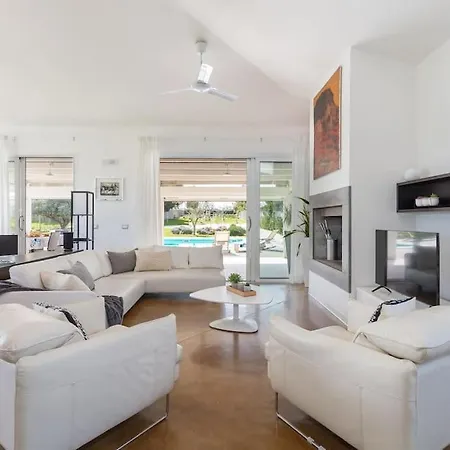 Fenice Swimming Pool, Big Garden & Gym Villa