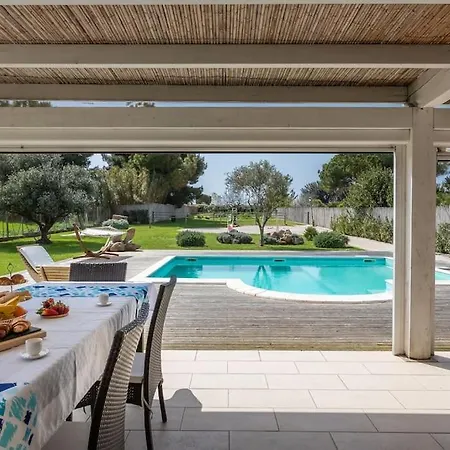 Fenice Swimming Pool, Big Garden & Gym Villa