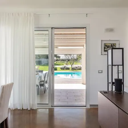 Fenice Swimming Pool, Big Garden & Gym Villa *